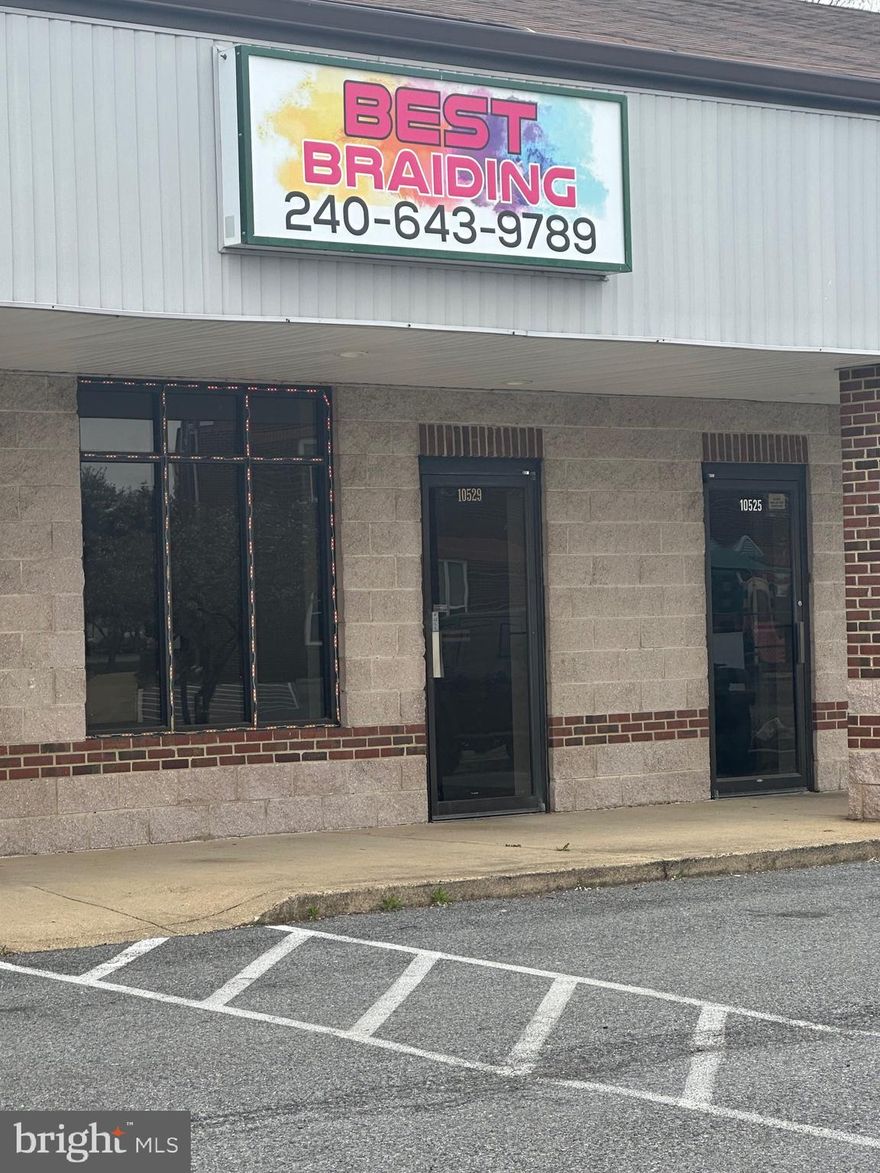 STORE FRONT !!!!!!   VACANT store front, Great Location,, Rent includes CAM Charge,, Perfect for small business,, 1250- feet available.. Traffic light at corner,, no U turns needed,, Lots of weekly traffic ,,