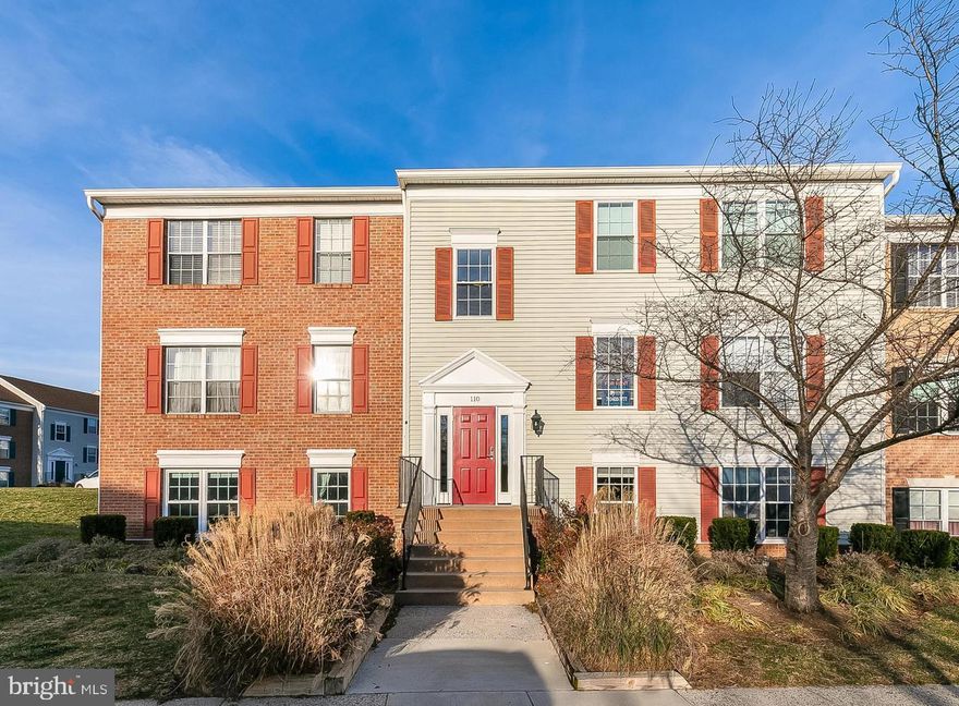 SECOND FLOOR TWO BEDROOMS, TWO FULL BATHS CONDO, WALK IN CLOSET, FULL SIZED WASHER AND DRYER, LVT FLOORING, SHORT DISTANCE TO DOWNTOWN LEESBURG, SHOPPING AND LOCAL COMMUTING. READY FOR MOVING IN! CONOD FEE"S PAID BY LANDLORD ONLY UTILITY TENANT PAYS IS ELECTRICITY. FRESH PAINT AND UPDATED THROUGHOUT