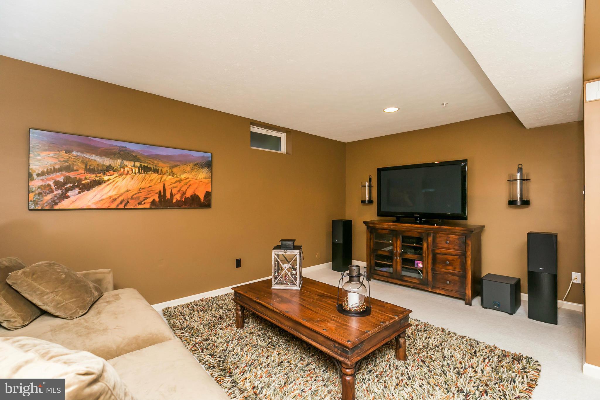 LOU MAR ESTATES - Residential