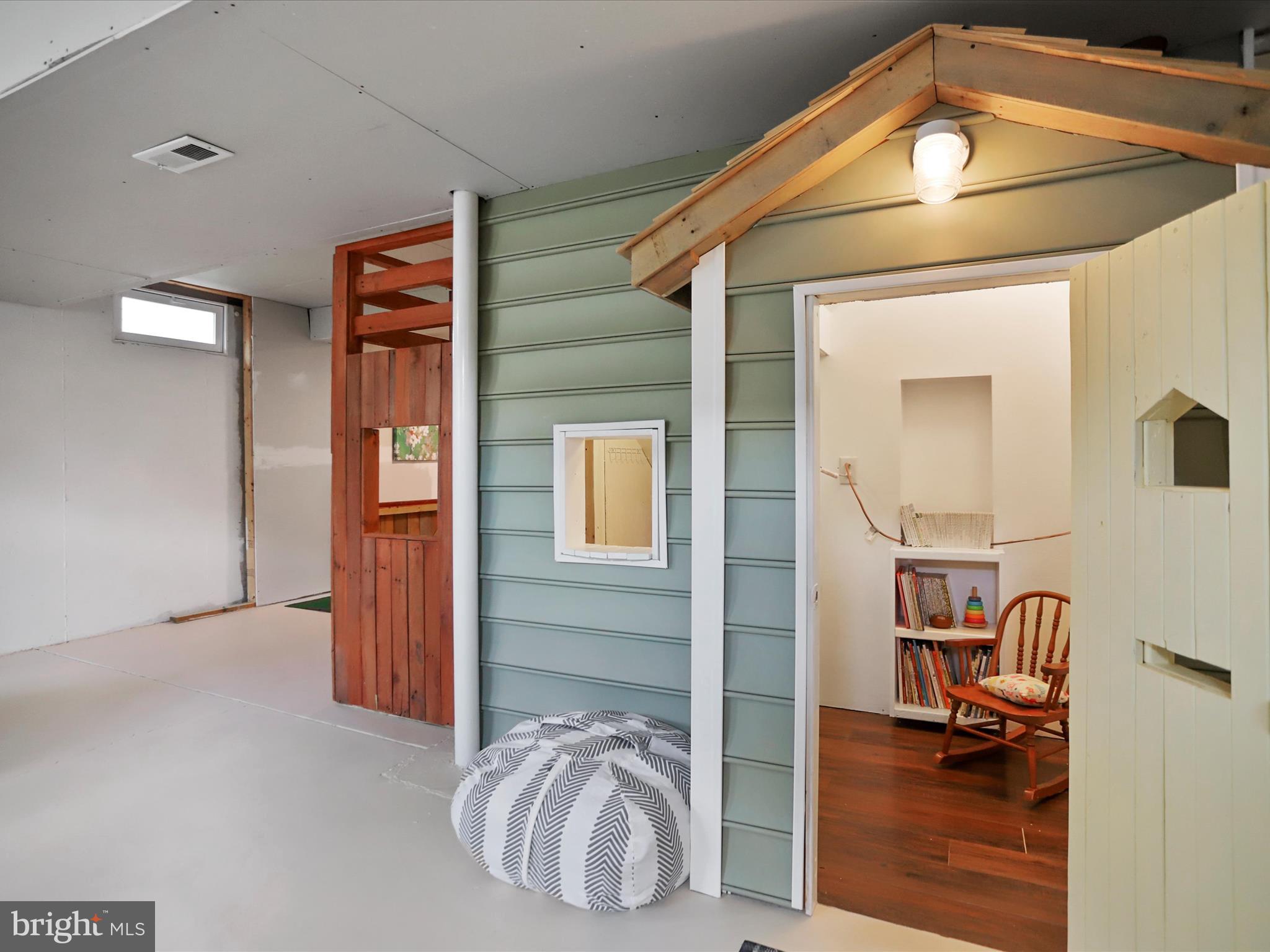 THE VILLAGE OF WASHINGTON TRAIL - Residential