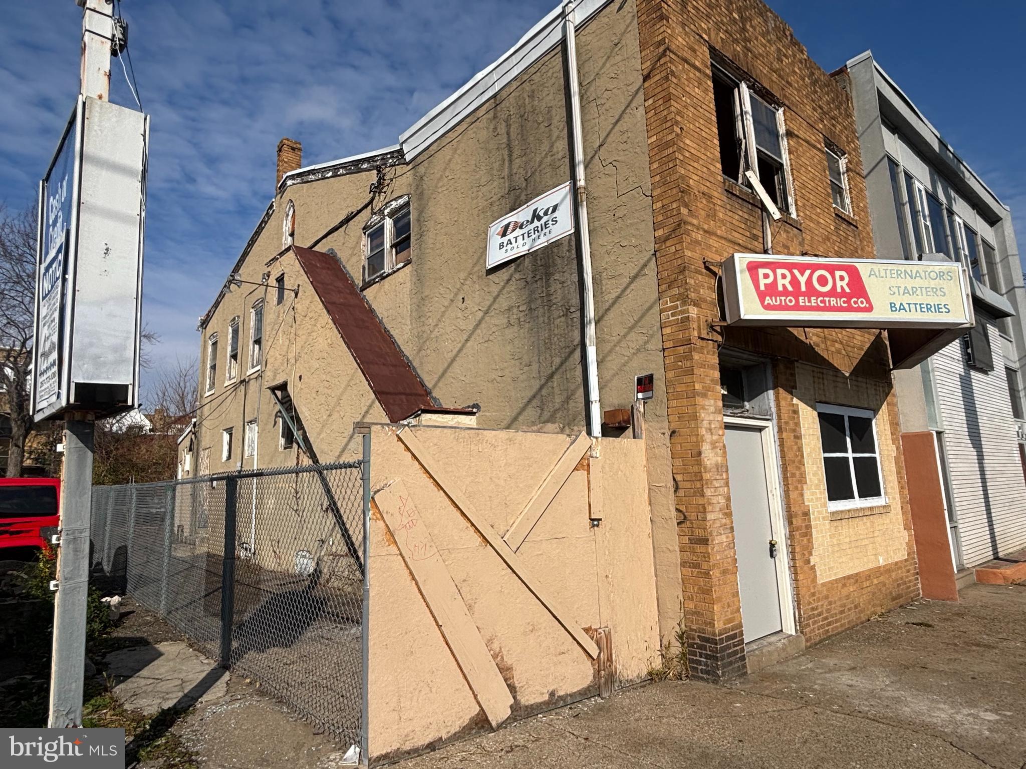 Main image without alt text