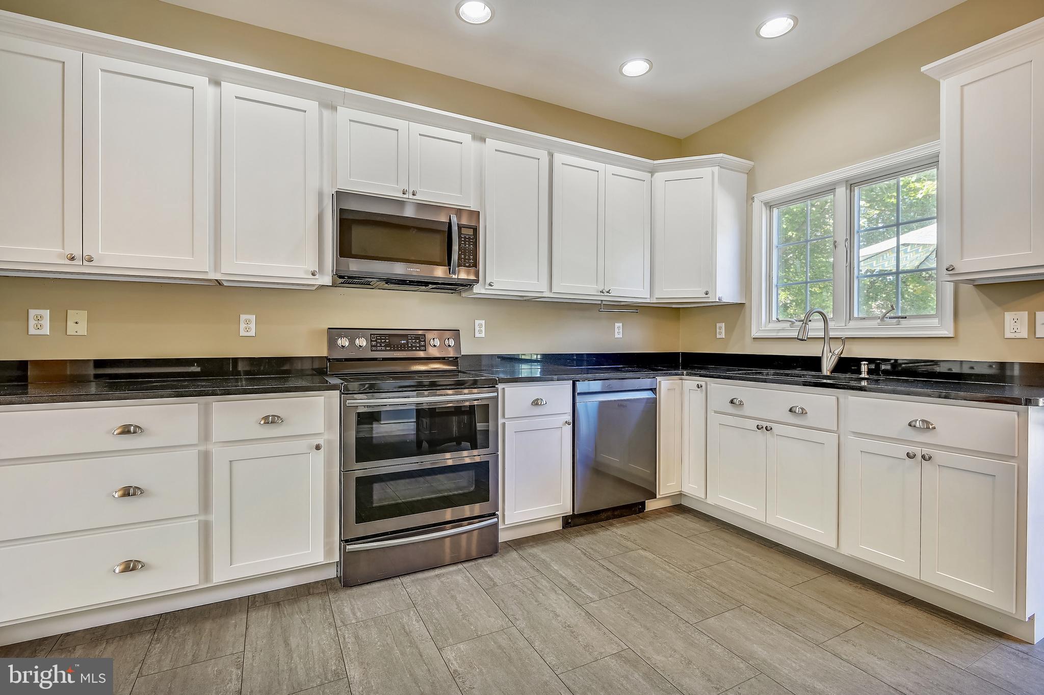 KINGSTOWNE MANOR - Residential