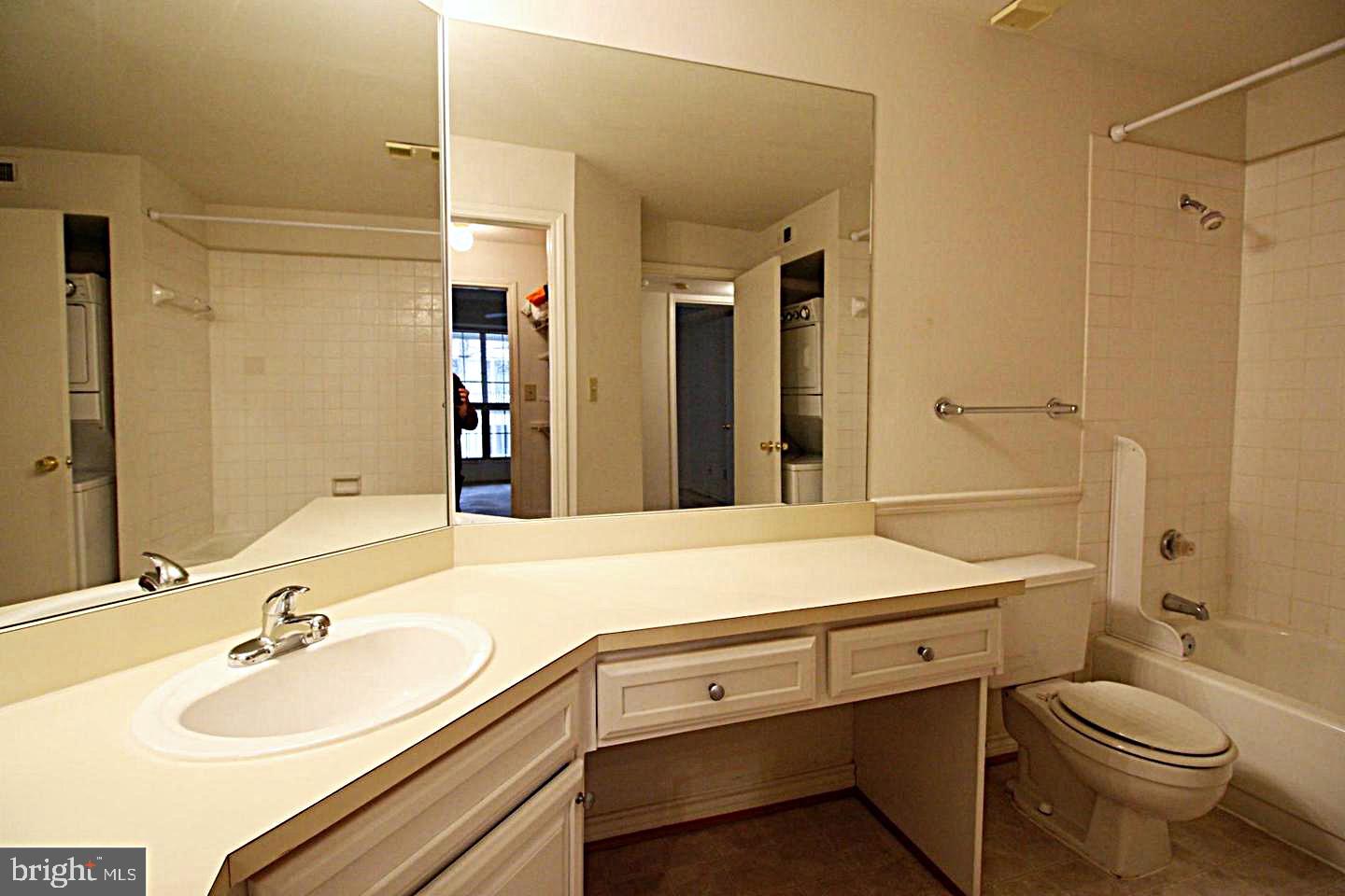 PENDERBROOK SQUARE CONDOMINIUMS - Residential Lease