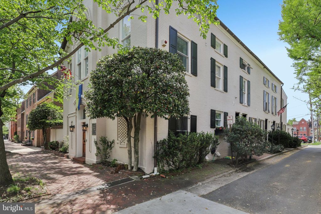 Photo of 10 Muirs Court, ALEXANDRIA, VA 22314 (MLS # VAAX2054356)