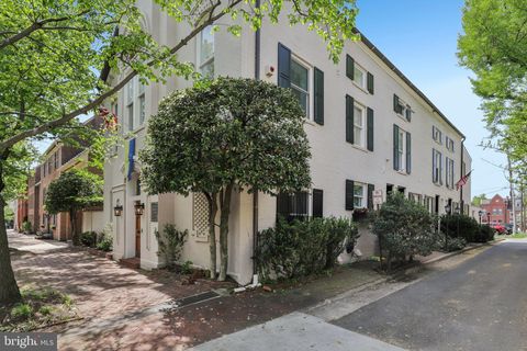 Photo of 10 Muirs Court, ALEXANDRIA, VA 22314 (MLS # VAAX2054356)