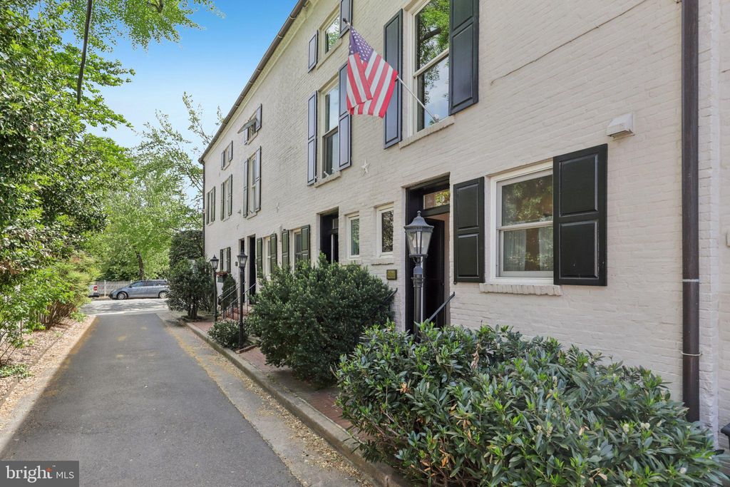 Photo of 10 Muirs Court, ALEXANDRIA, VA 22314 (MLS # VAAX2054356)
