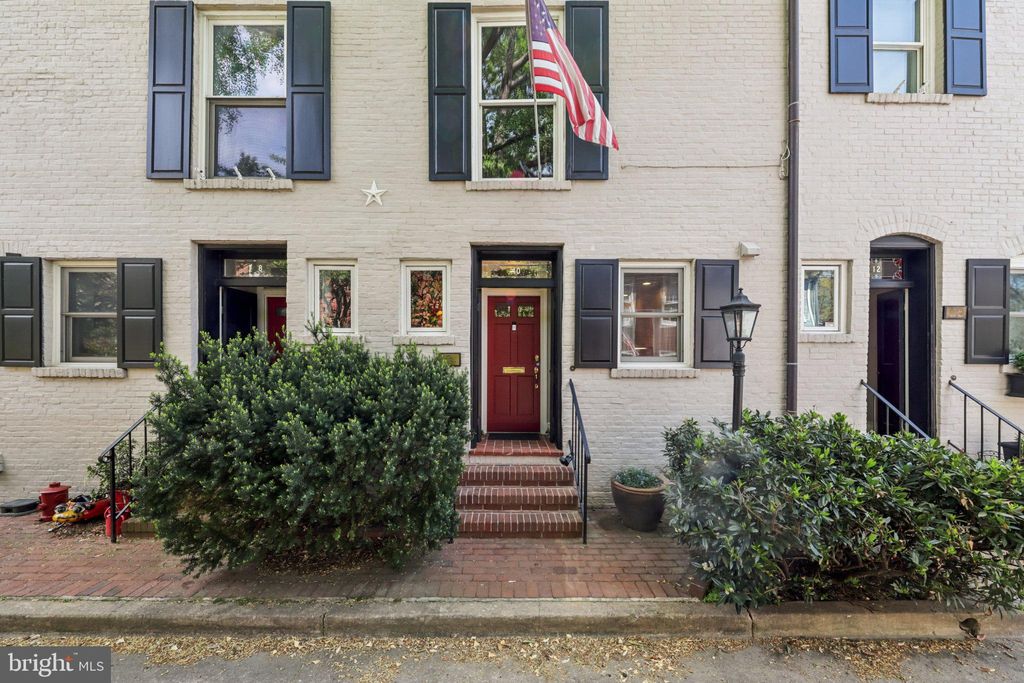 Photo of 10 Muirs Court, ALEXANDRIA, VA 22314 (MLS # VAAX2054356)