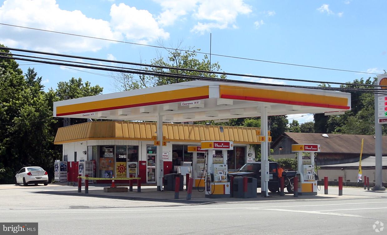 This property is being offered for the first time in over 24 years! This well-established gas station and convenience store (currently under the Shell brand) is available in a high-density residential area. The very visible location and ease of access makes it the perfect spot to fill up the boat's tank before heading to one of the many waterways located in the area. The tanks have been upgraded and all equipment conveys.