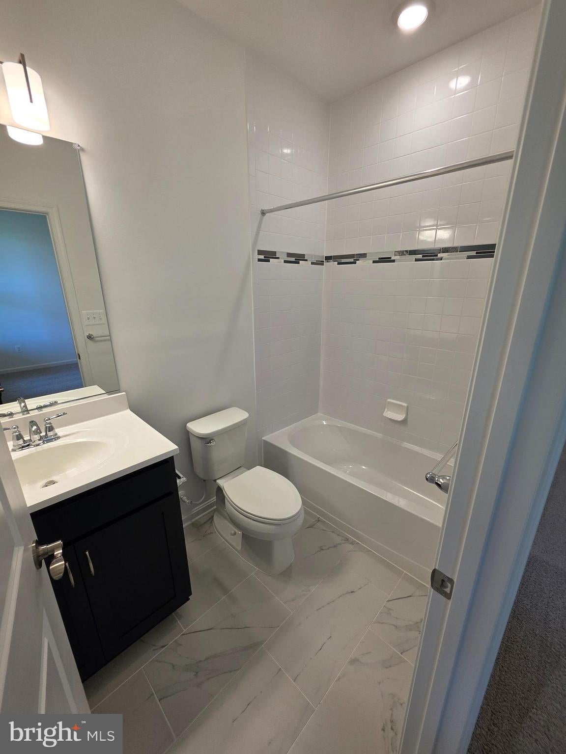 334 AQUA SQUARE 175