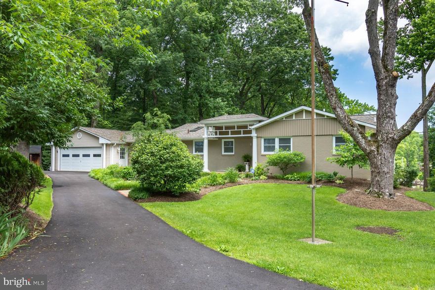 Beautiful waterfront home set on a cul de sac double lot..Walls of windows showcase the waterview. Perfect for entertaining inside & outside. Enjoy a sprawling deck, screen porch, hot tub..  Interior floorplan opened. Spacious kitchen w cabinetry, granite, plus a marble topped dining bar..Main level master suite.. 3 Contemporary style bathrooms .. 3.5 MLW , Private pier, floating dock. Must see !