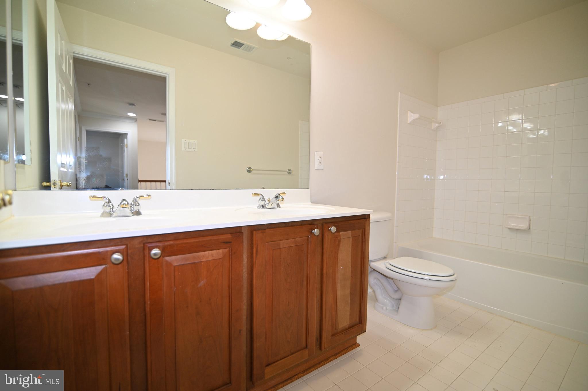 THE VILLAS AT REGENT PAR - Residential