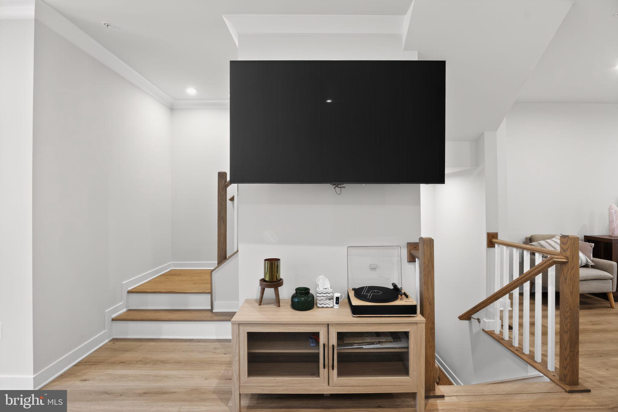 BANNER ROW - Residential