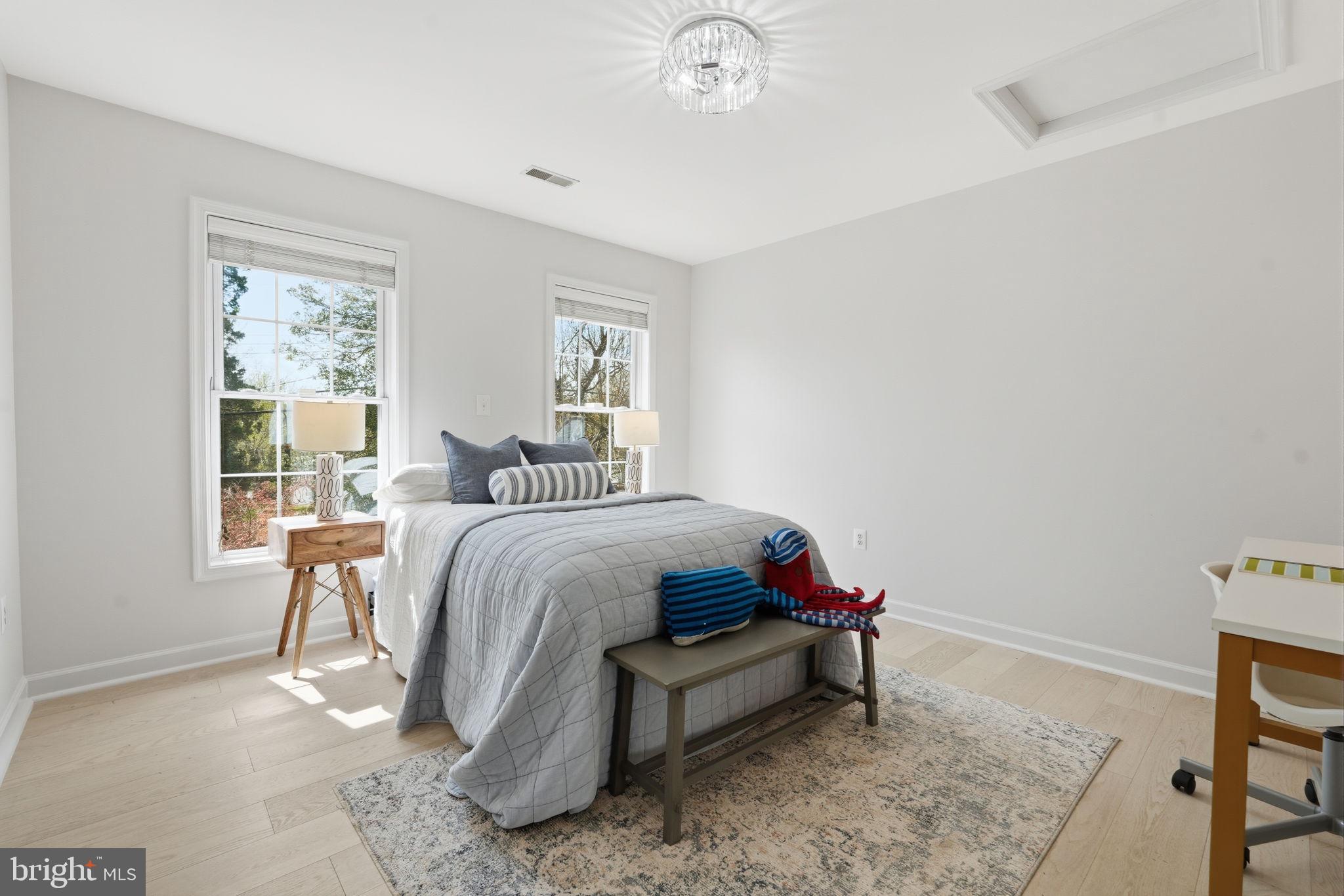 HOLMES RUN PARK - Residential