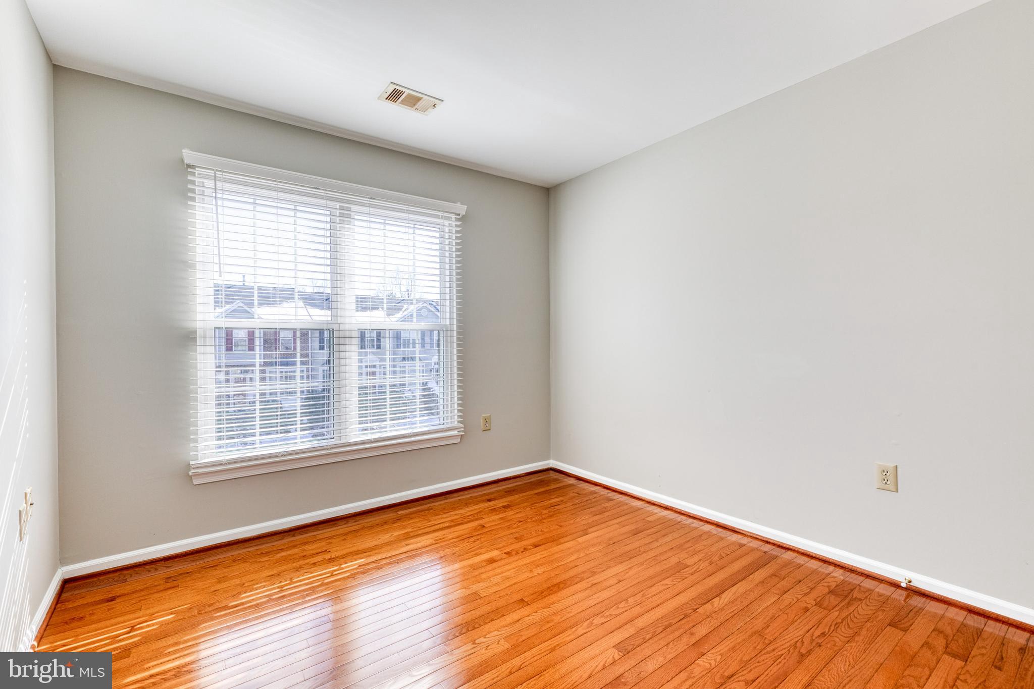 THE KNOLLS/CROFTON VILLAGE - Residential Lease