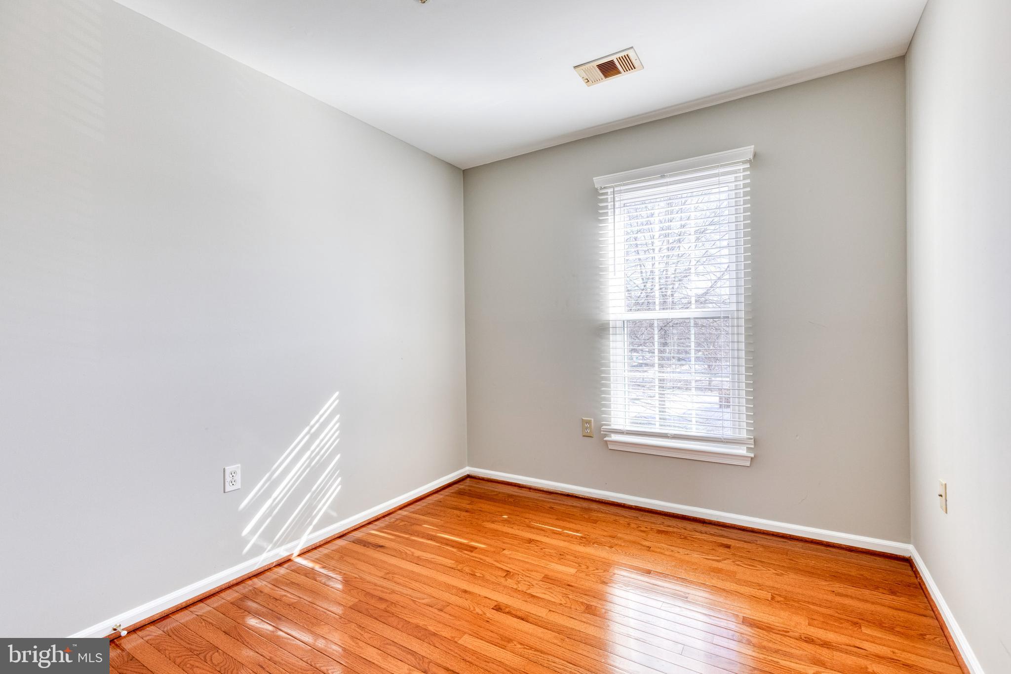 THE KNOLLS/CROFTON VILLAGE - Residential Lease