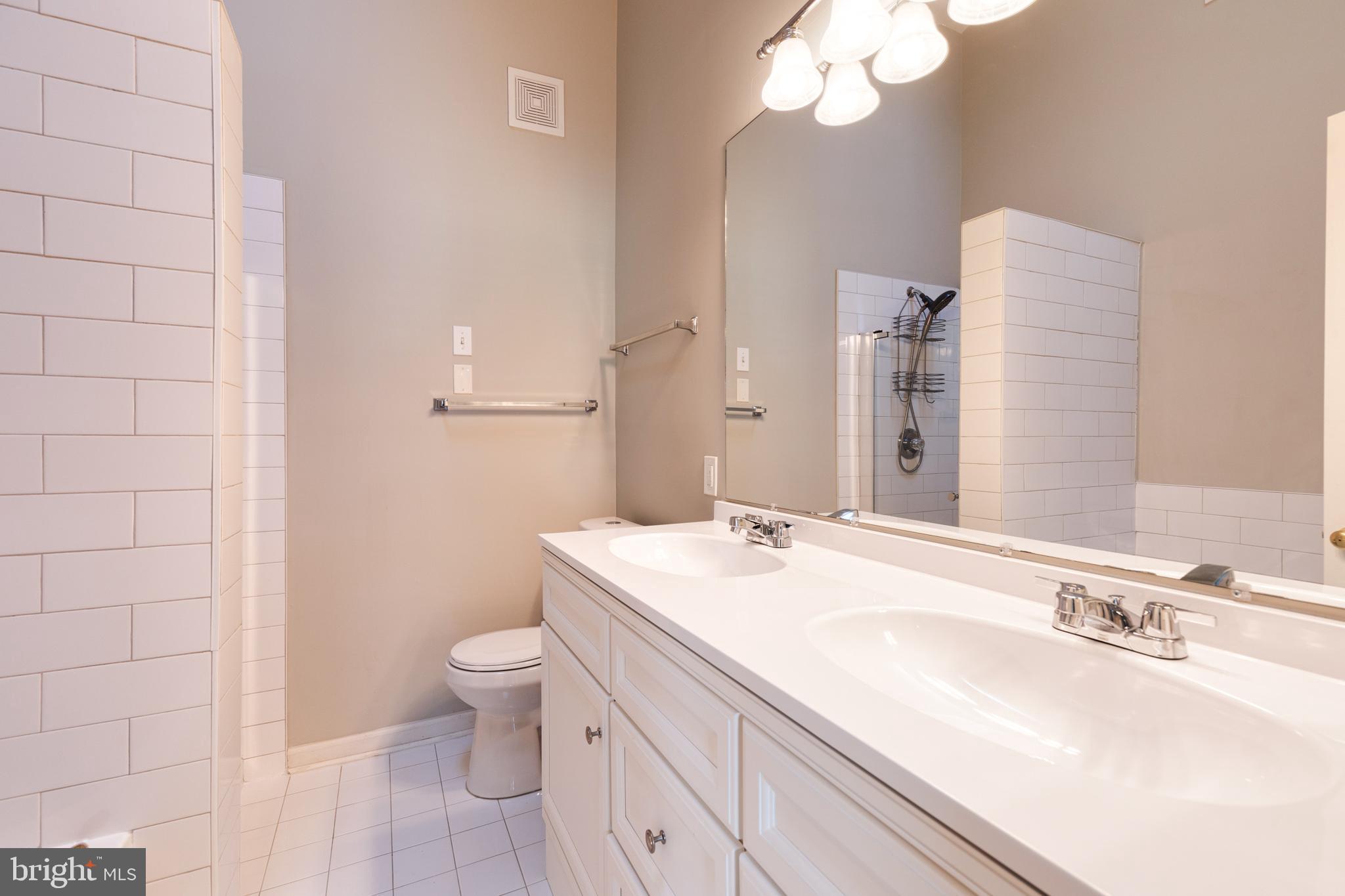 THE KNOLLS/CROFTON VILLAGE - Residential Lease