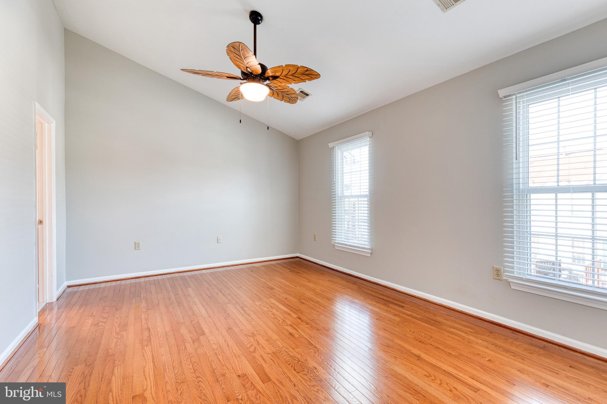 THE KNOLLS/CROFTON VILLAGE - Residential Lease