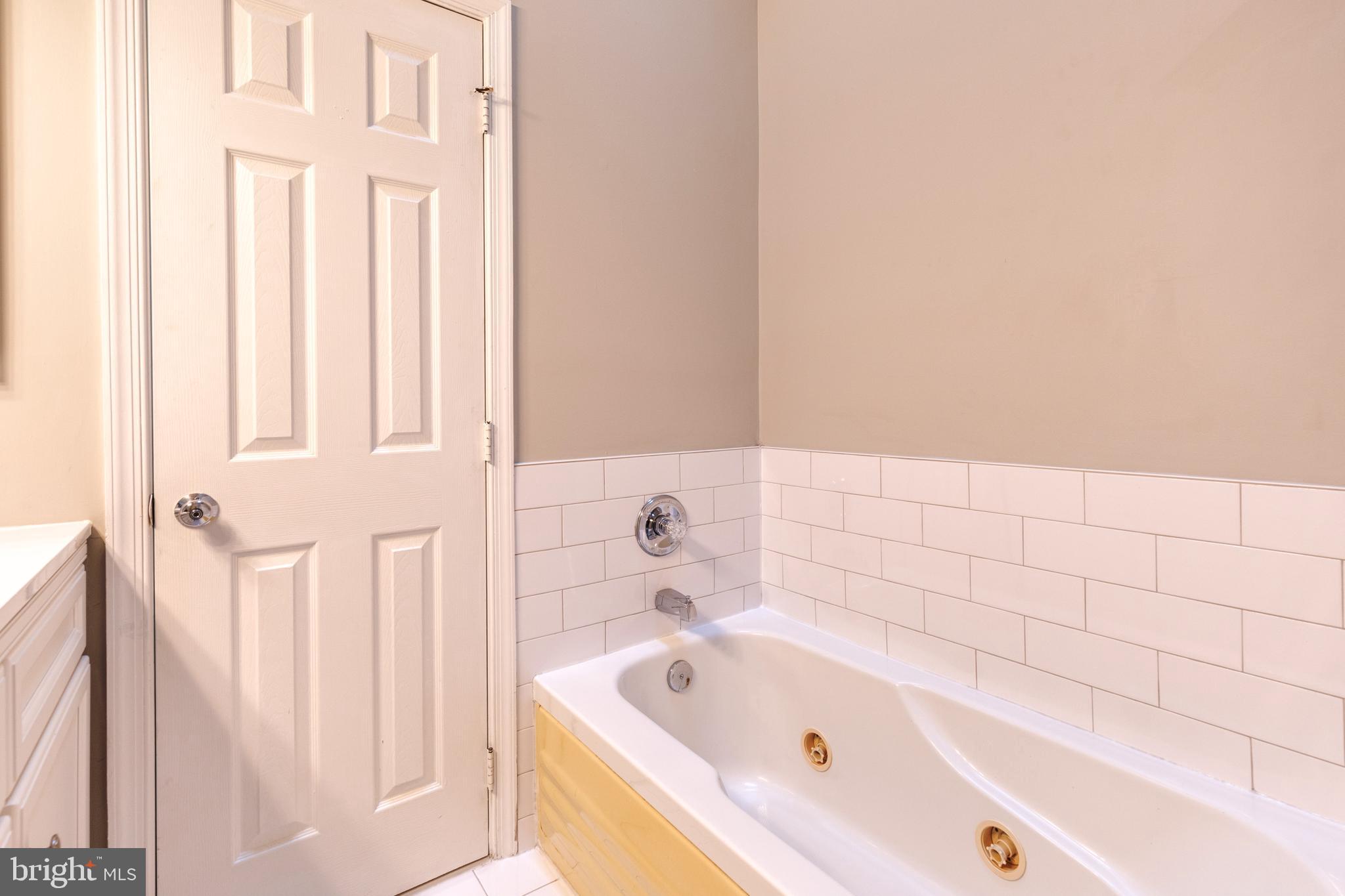 THE KNOLLS/CROFTON VILLAGE - Residential Lease