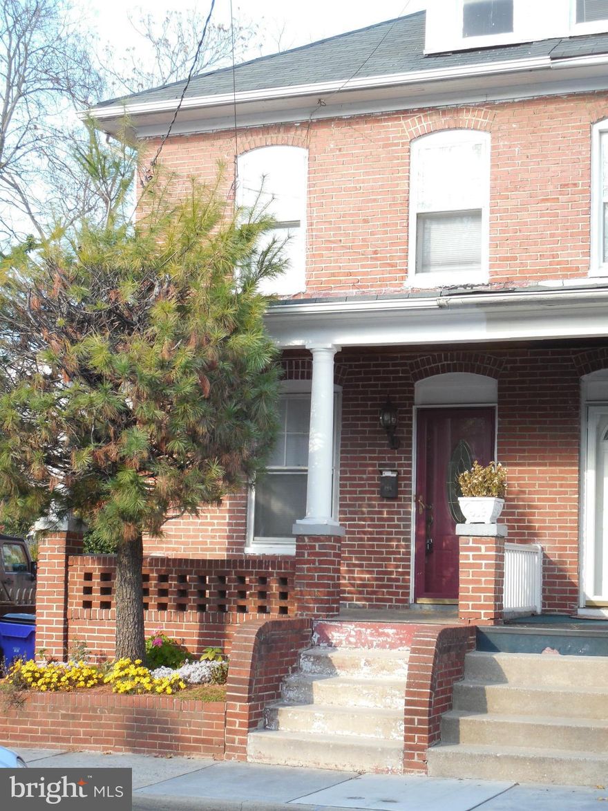 Downtown duplex for lease, large unit with three bedrooms. Comfortable front living room and a over-sized addition on the back of the home to make for a cozy family / play room. Sliding door off the extension to the back yard designed for family gatherings and nice BBQ's.