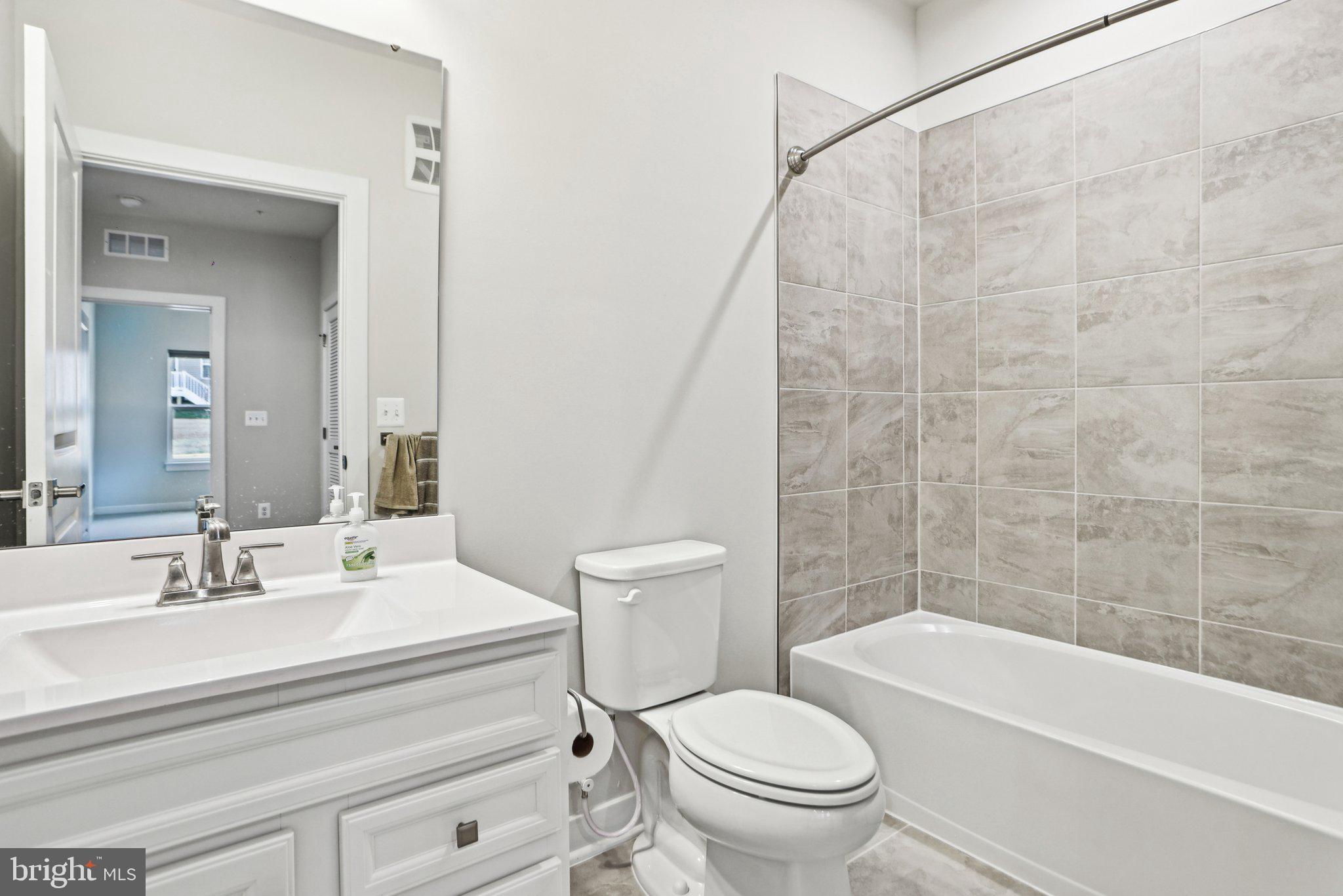 LOUDOUN VIEW CONDO FLATS - Residential