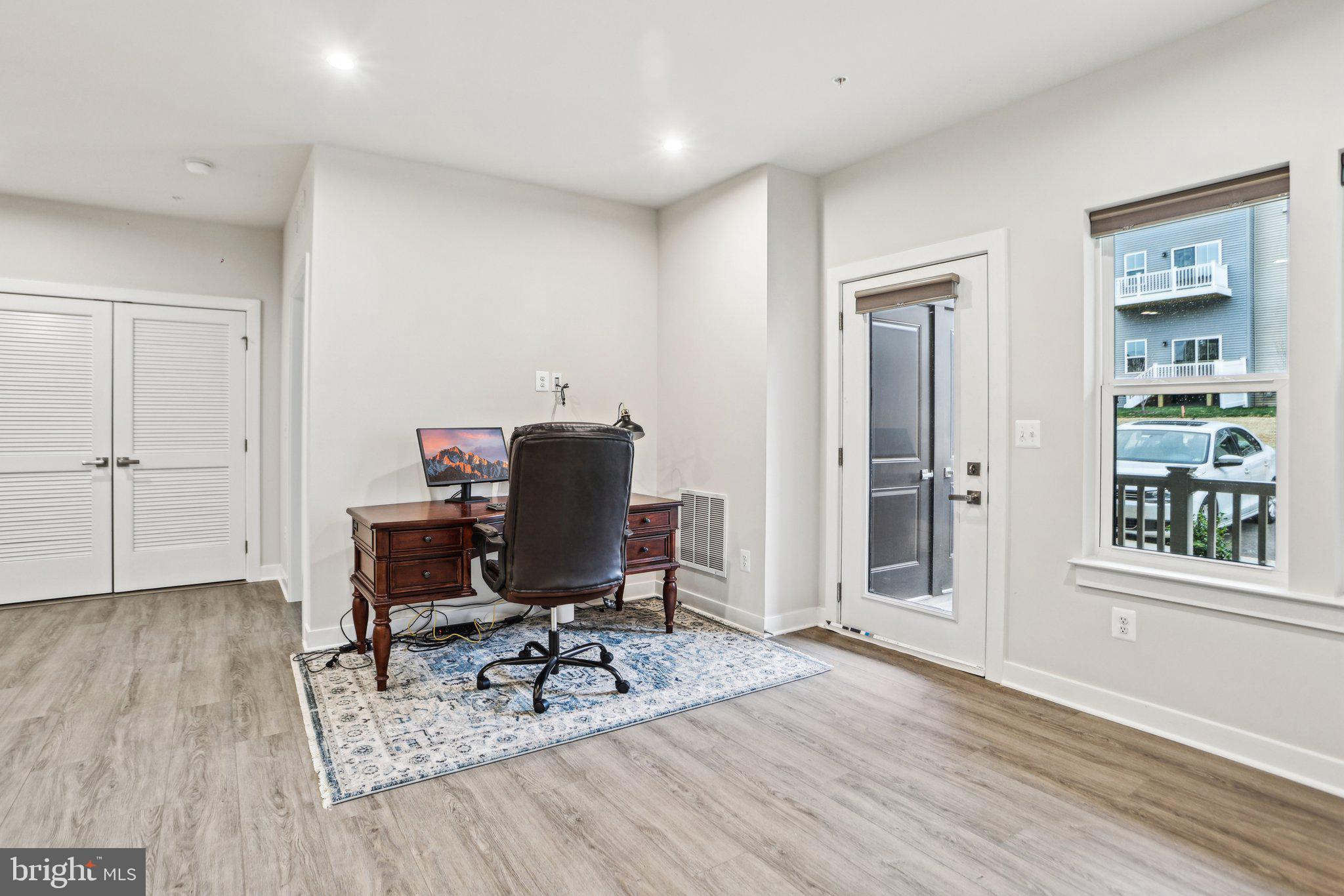 LOUDOUN VIEW CONDO FLATS - Residential