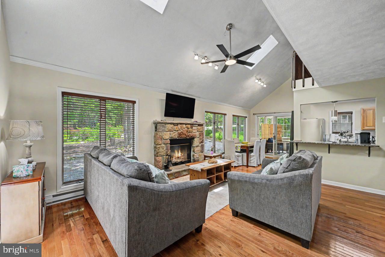 ARROWHEAD LAKE - Residential