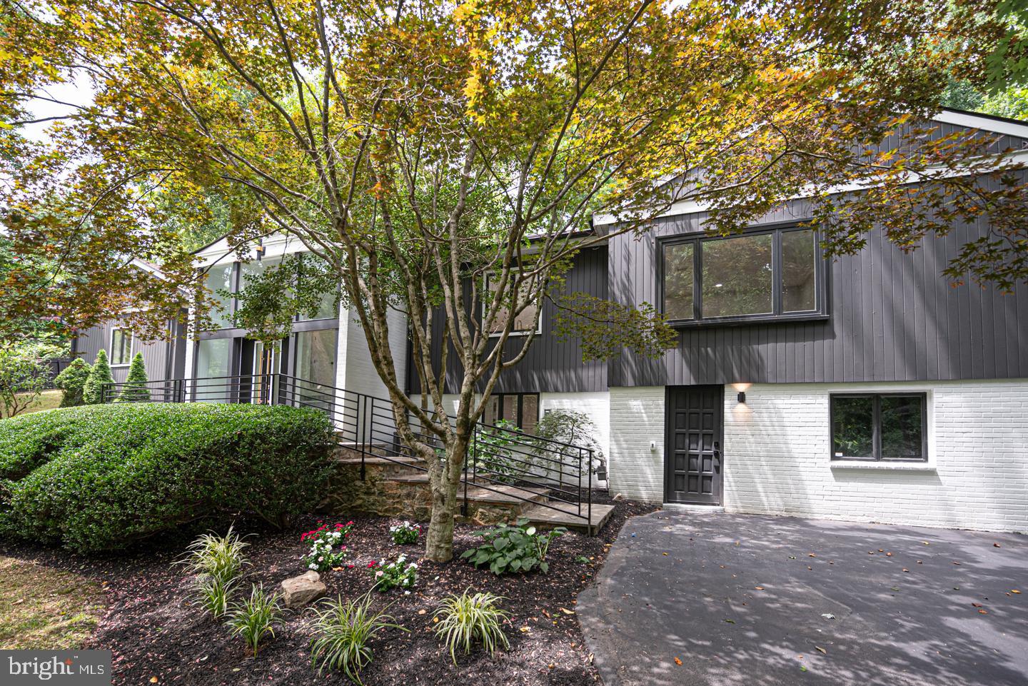 117 W POSSUM HOLLOW ROAD