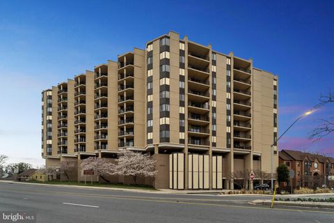 Photo of 4242 East West Highway #512, Chevy Chase, MD 20815 (MLS # MDMC2103160)