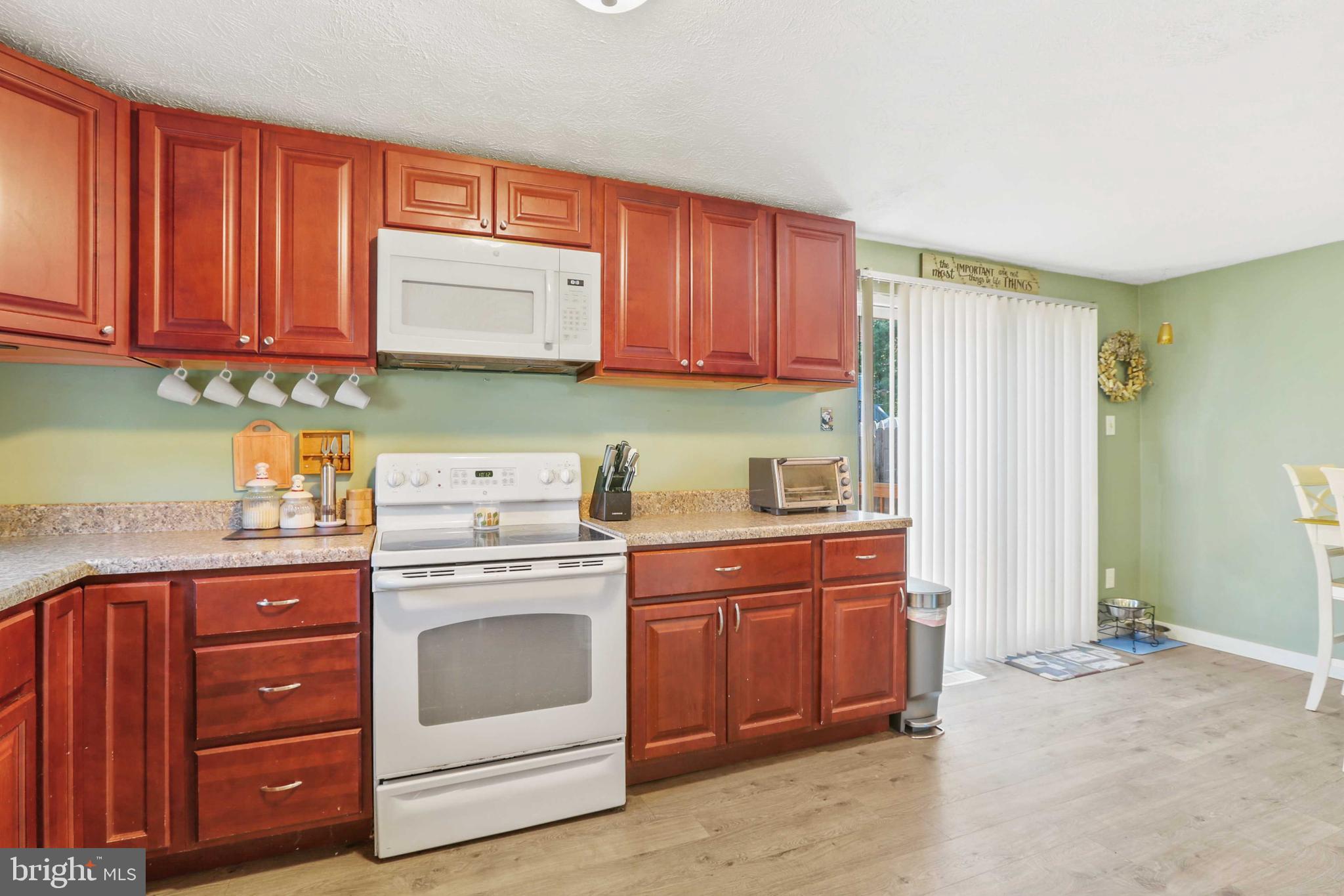 HALLFIELD MANOR - Residential