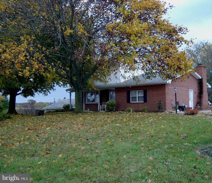 Split level residential available on December 20, 2015. Home has 3 bd & 2ba. You also have the option of leasing adjacent business space. Located near shopping, business district and close to bypass for commuters. Call for an appointment.