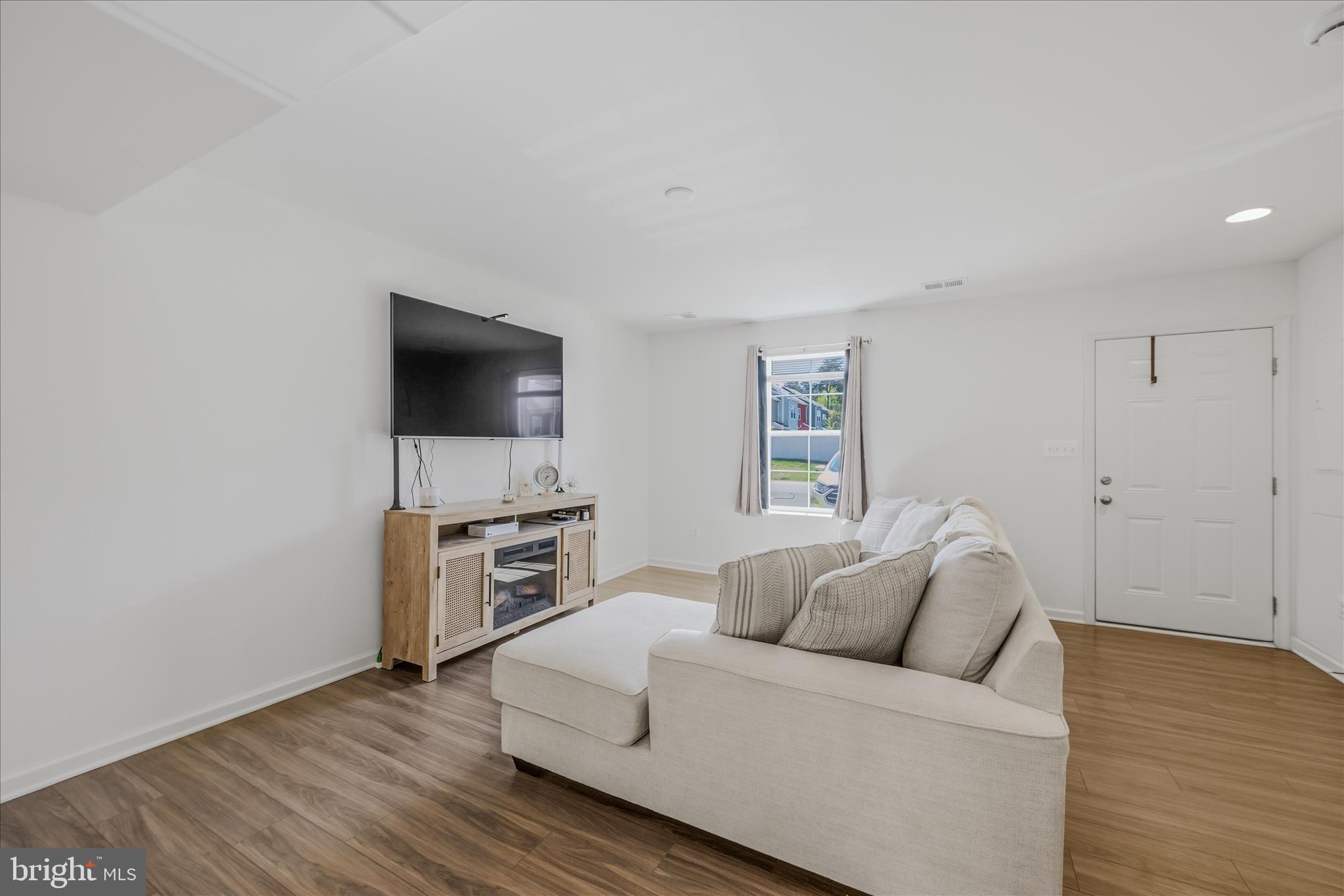 WHISPERING PINES - Residential