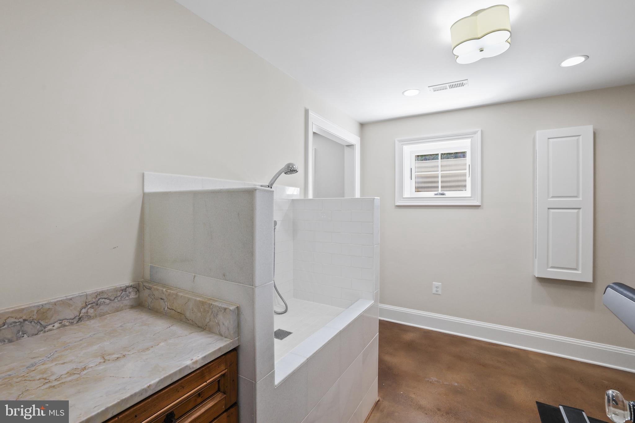 CLARENDON - Residential