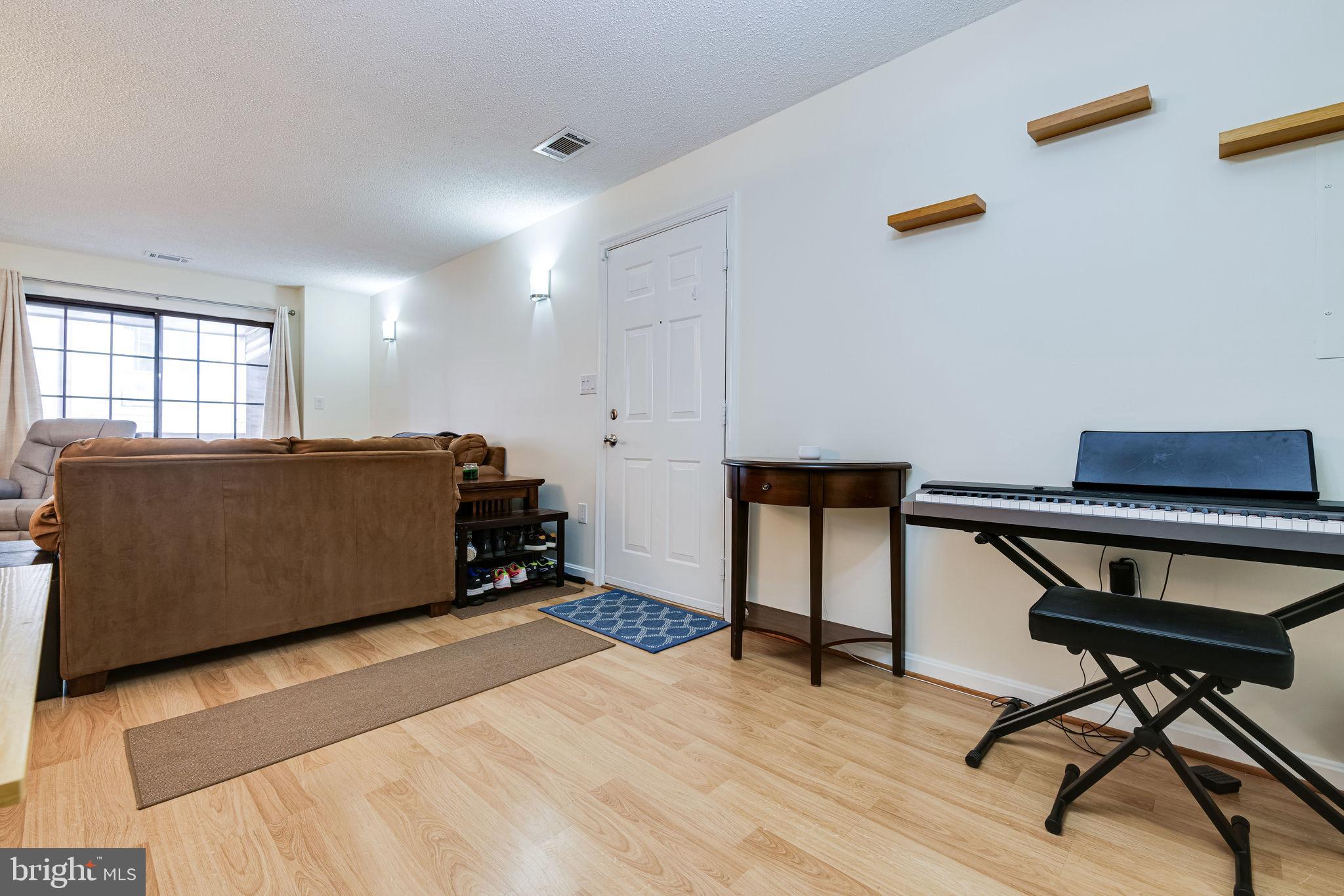 VICTORIA CROSSINGS AT MANCHESTER LAKES - Residential Lease