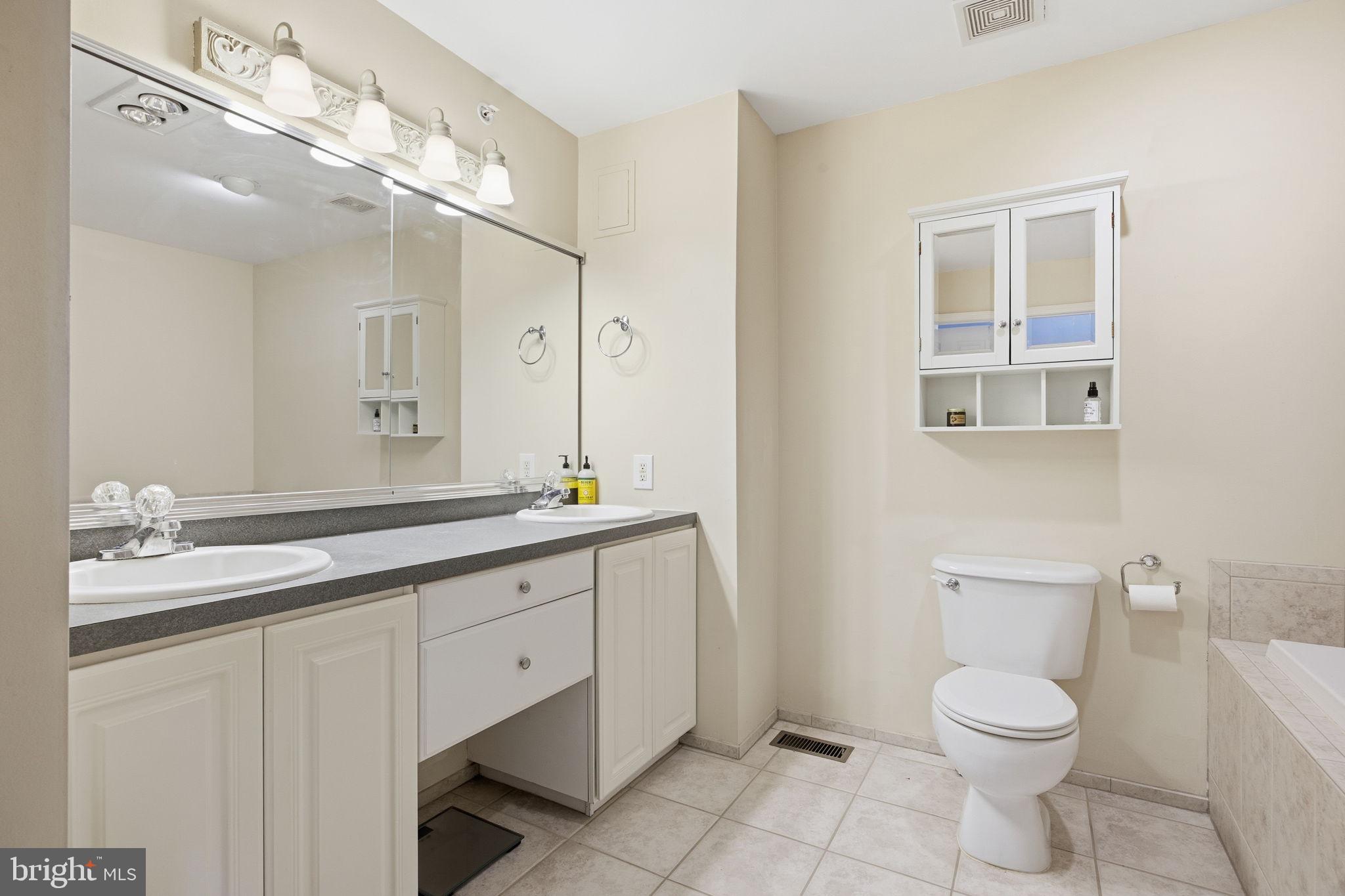 WILSHIRE HUNT - Residential