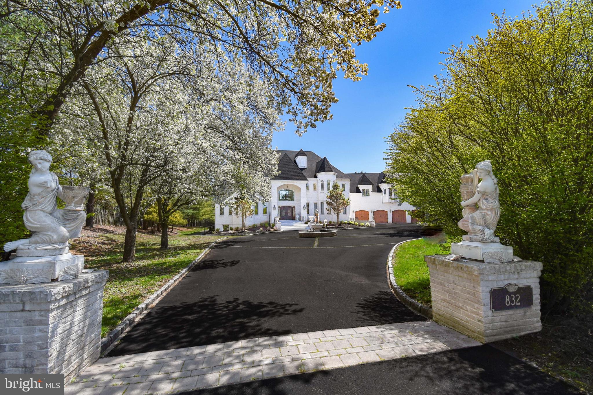 832 PARADISE DRIVE