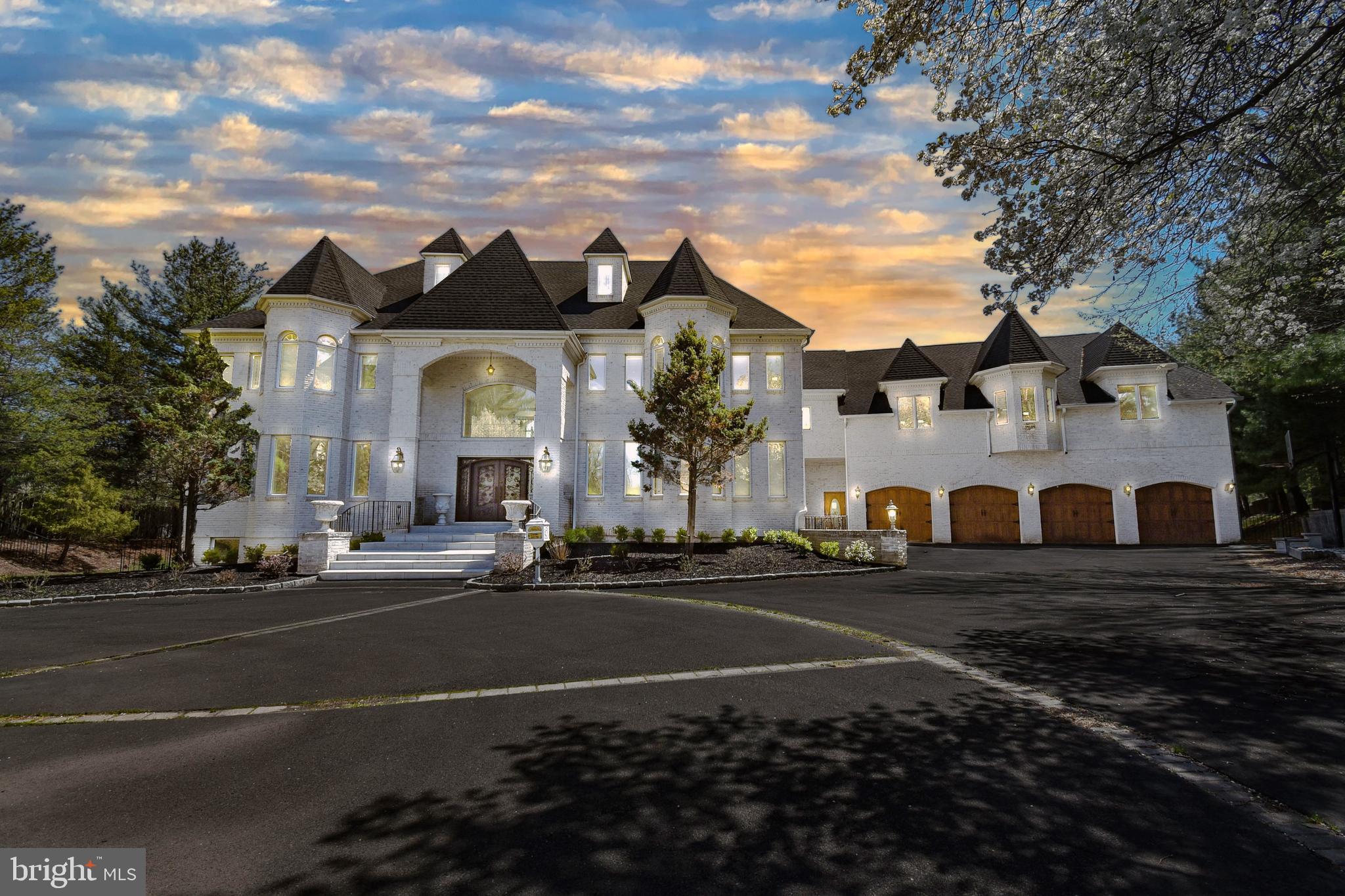 832 PARADISE DRIVE
