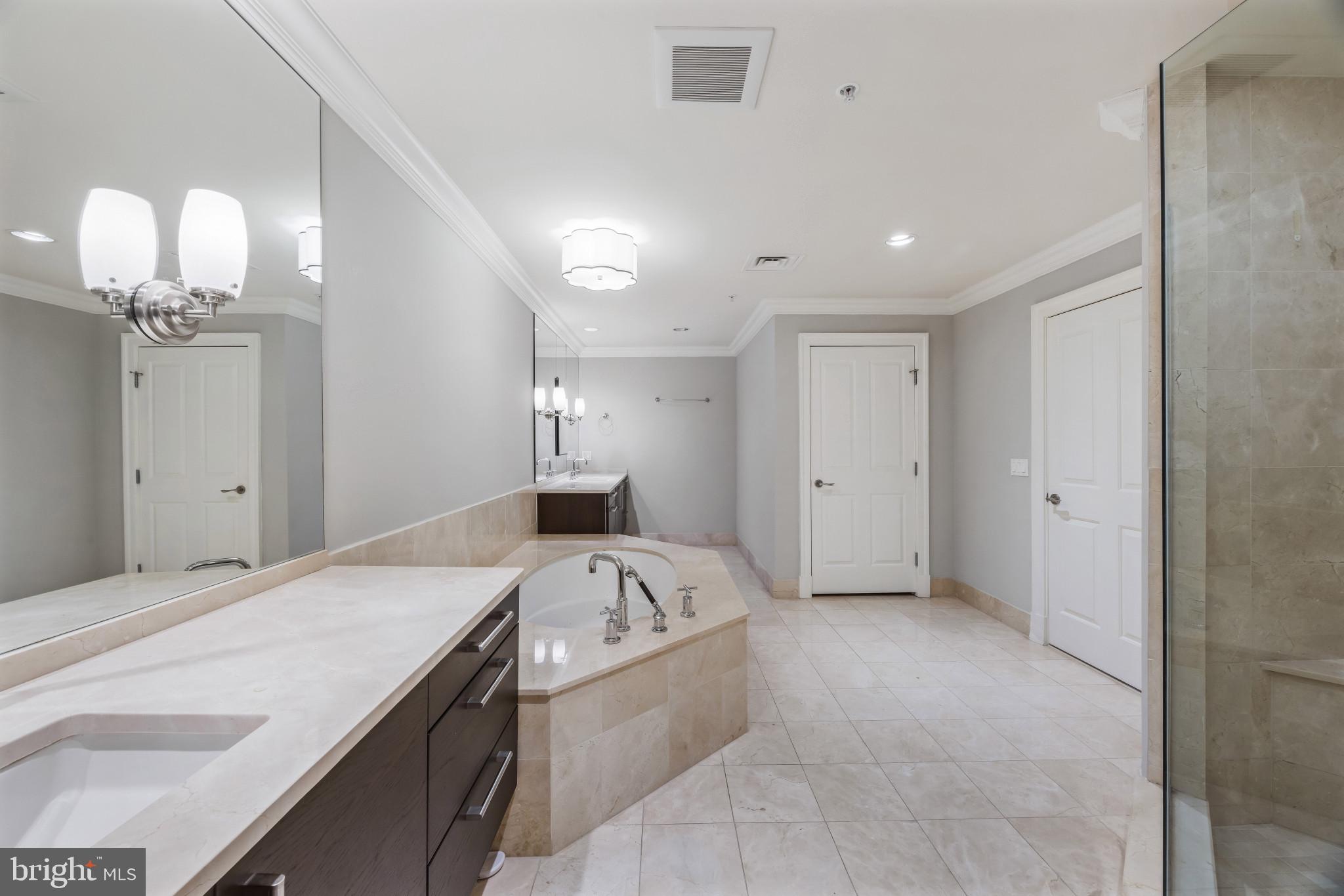 THE RITZ-CARLTON RESIDENCES - Residential