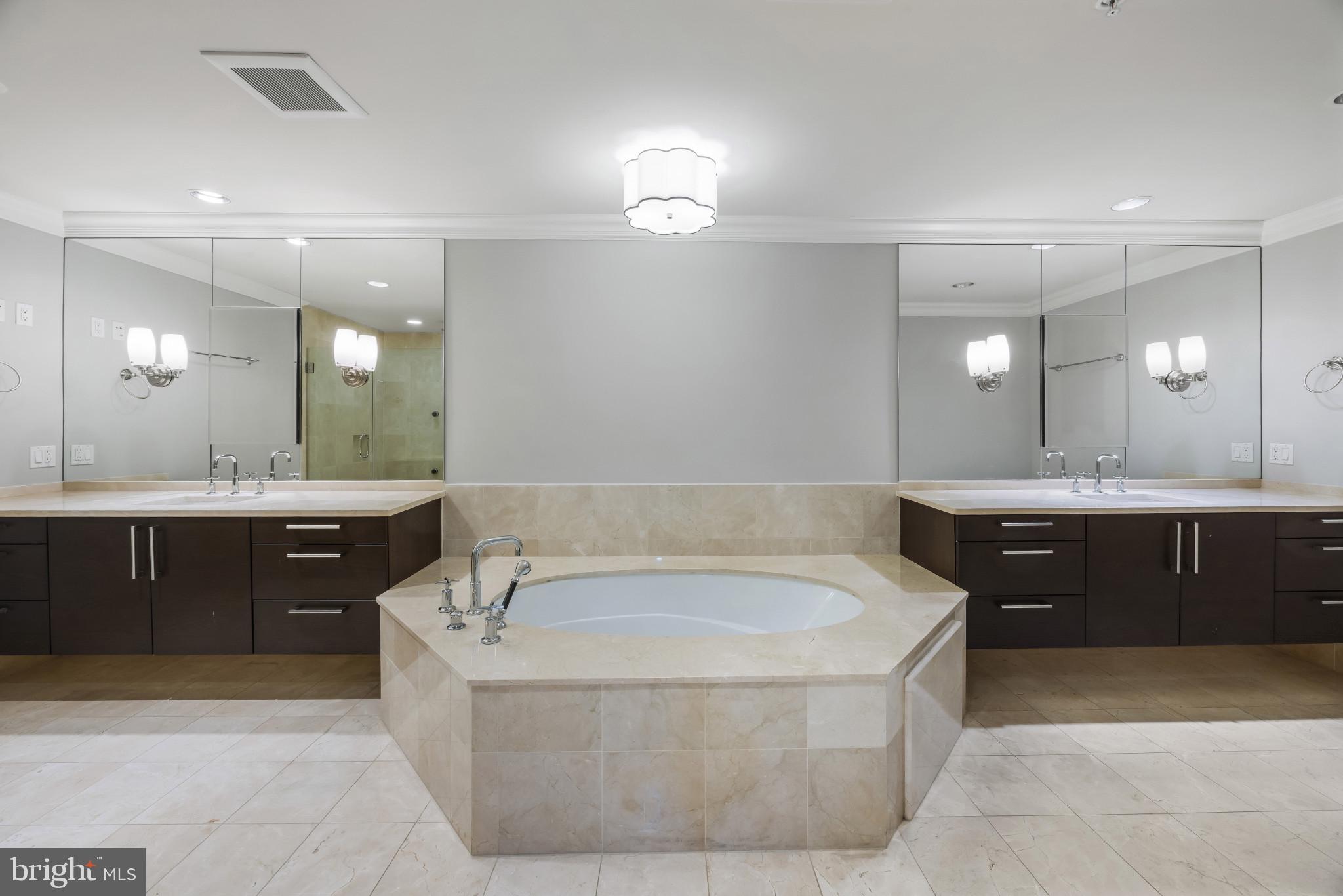 THE RITZ-CARLTON RESIDENCES - Residential