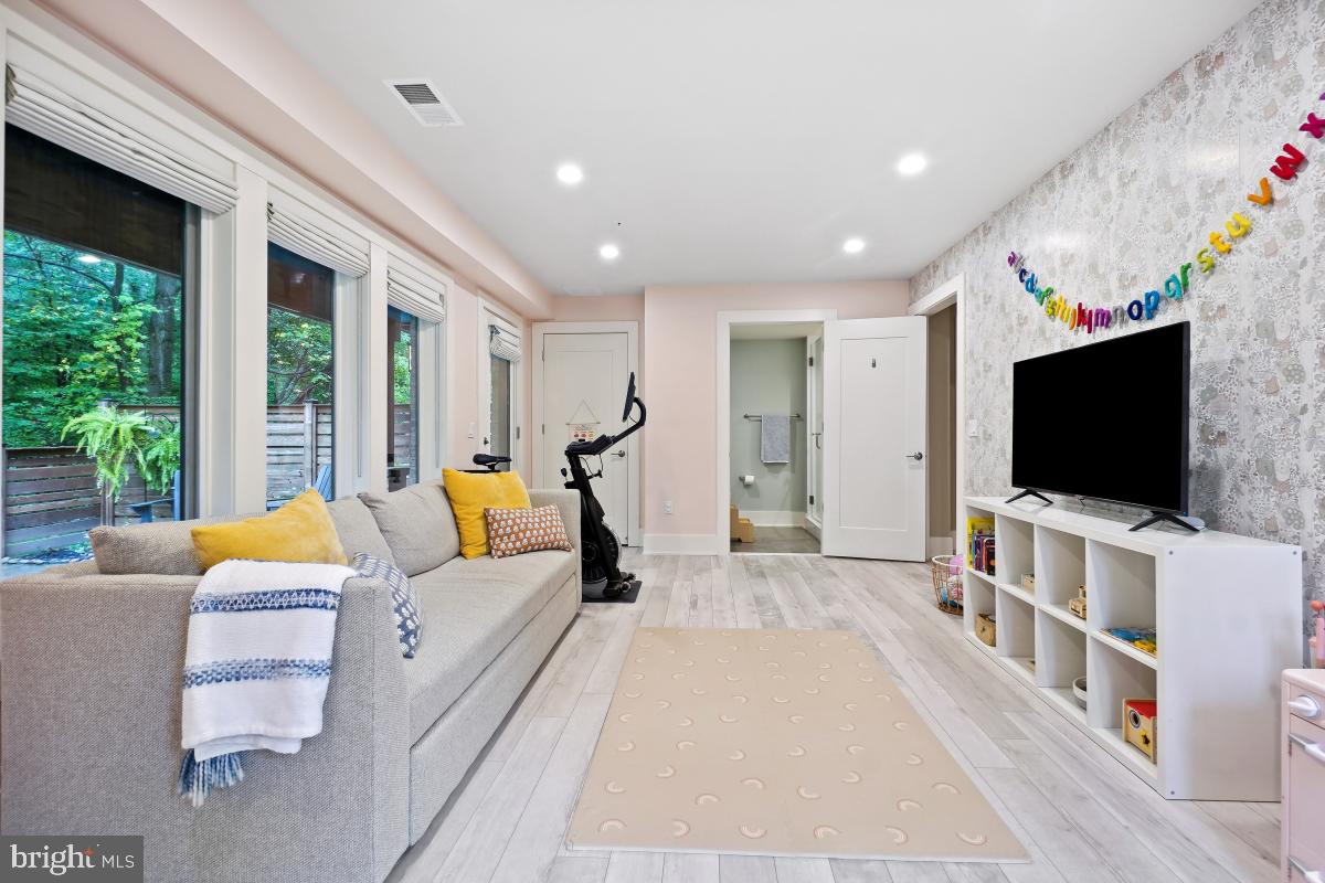 GROSVENOR HEIGHTS - Residential