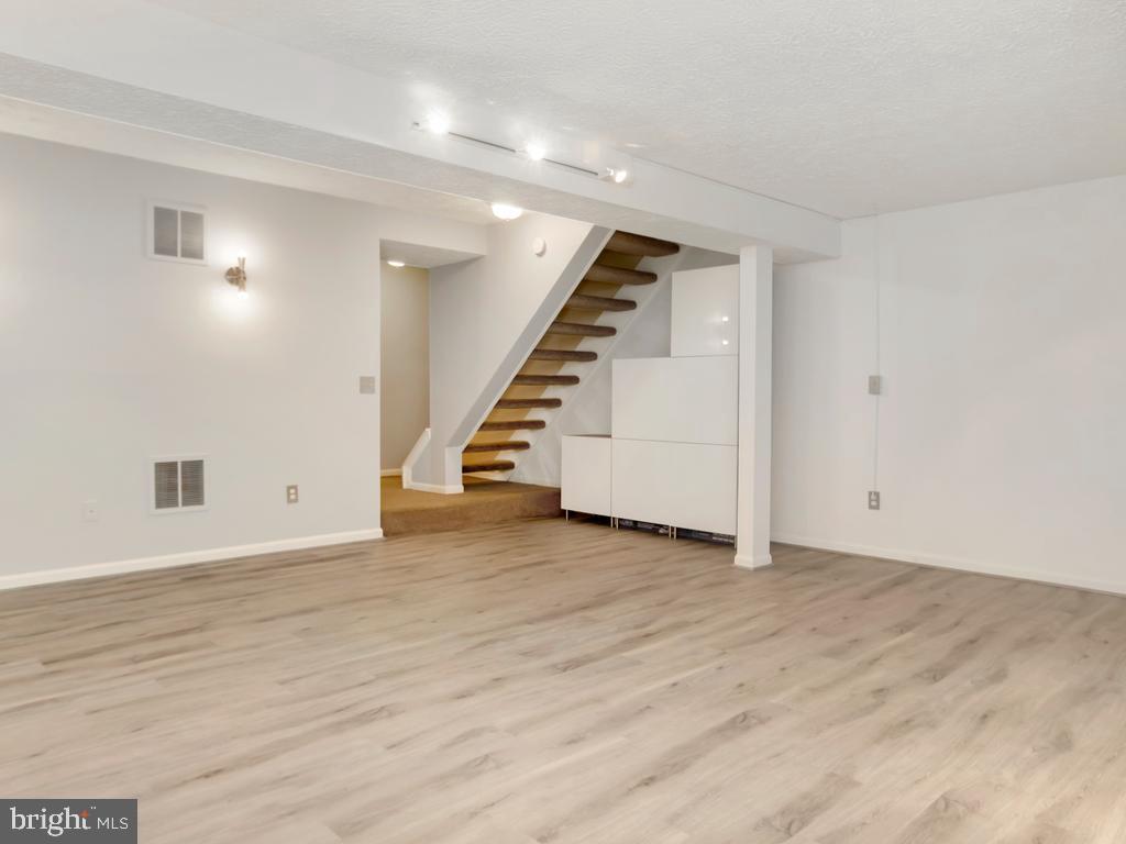 MANCHESTER LAKES - Residential Lease