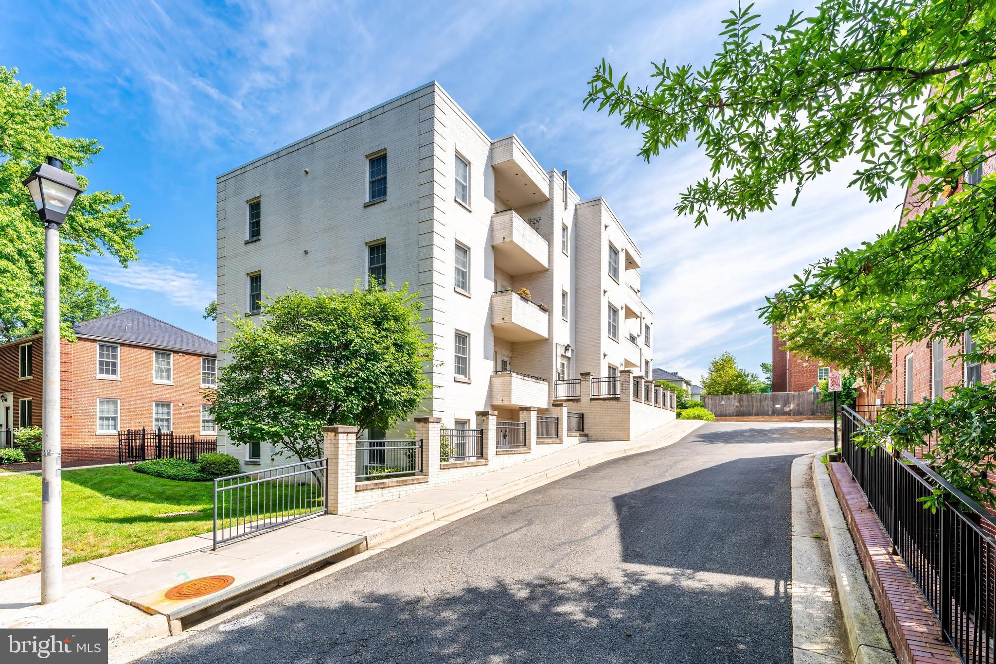 GATEHOUSE CONDOMINIUM - Residential