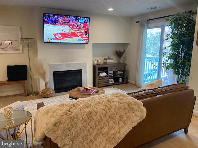 ADMIRAL REACH AT HARBOUR GATES - Residential Lease