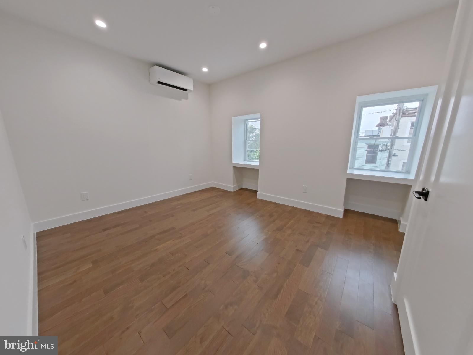 EAST KENSINGTON - Residential