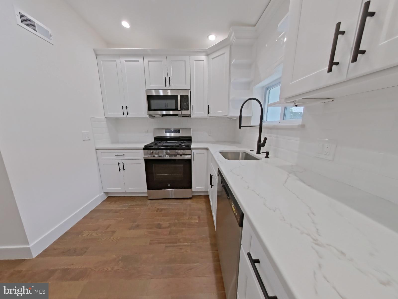 EAST KENSINGTON - Residential