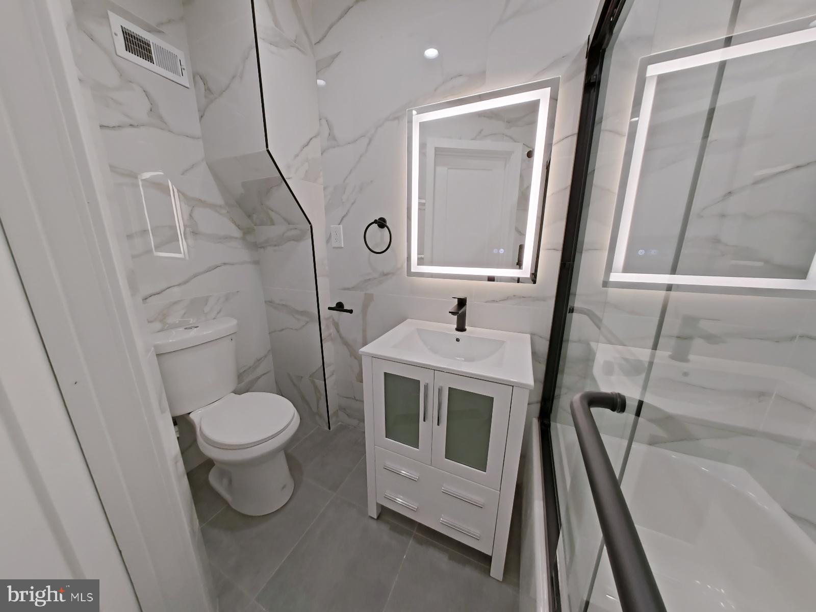 EAST KENSINGTON - Residential