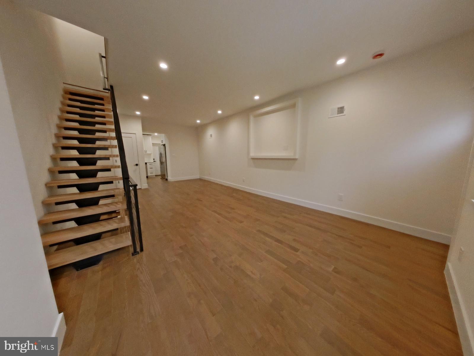 EAST KENSINGTON - Residential