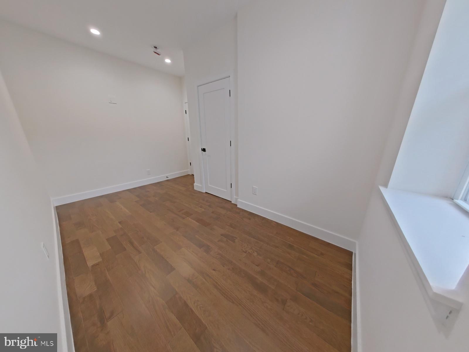 EAST KENSINGTON - Residential