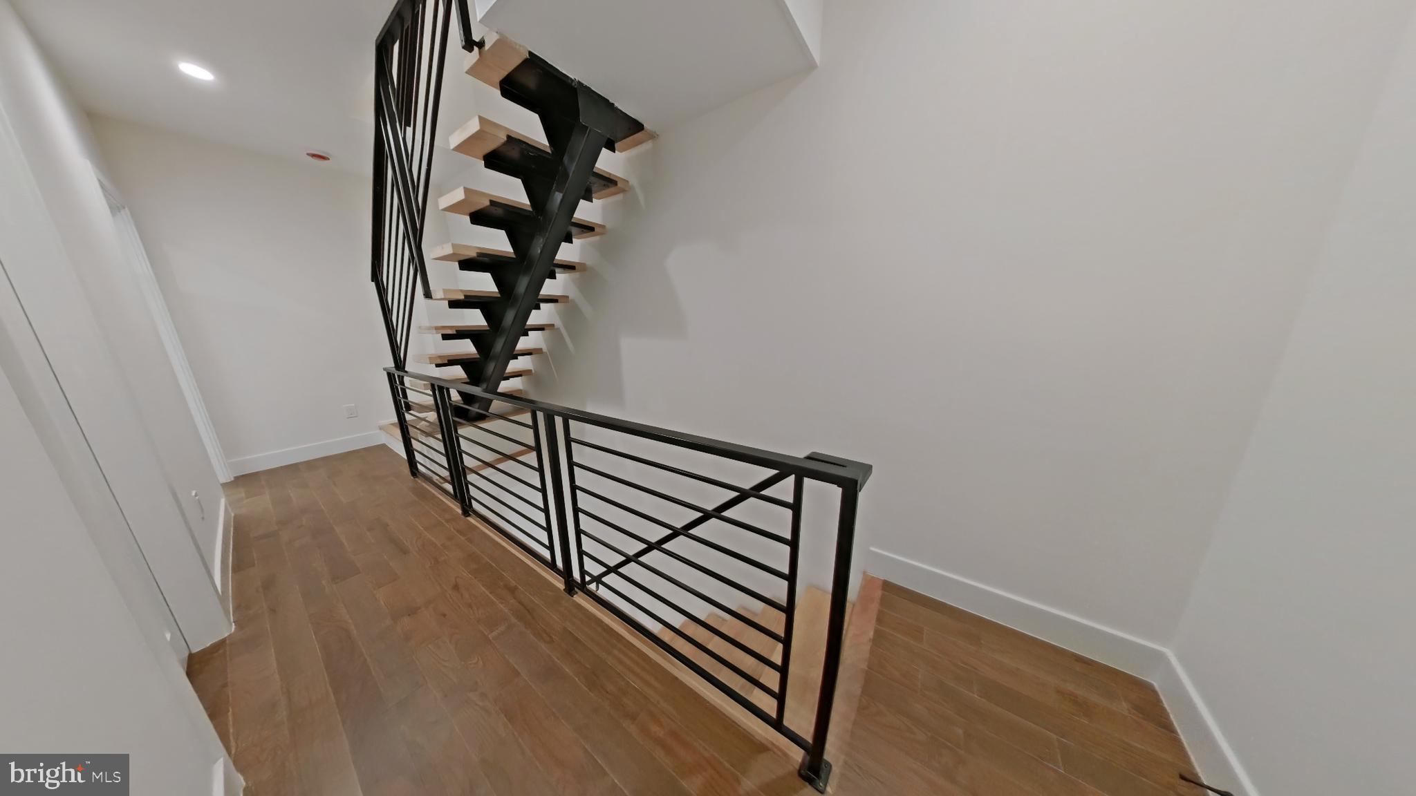 EAST KENSINGTON - Residential