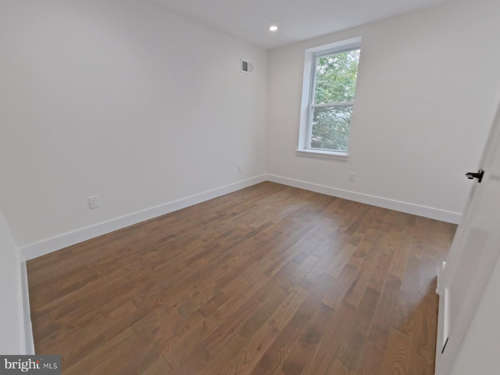 EAST KENSINGTON - Residential