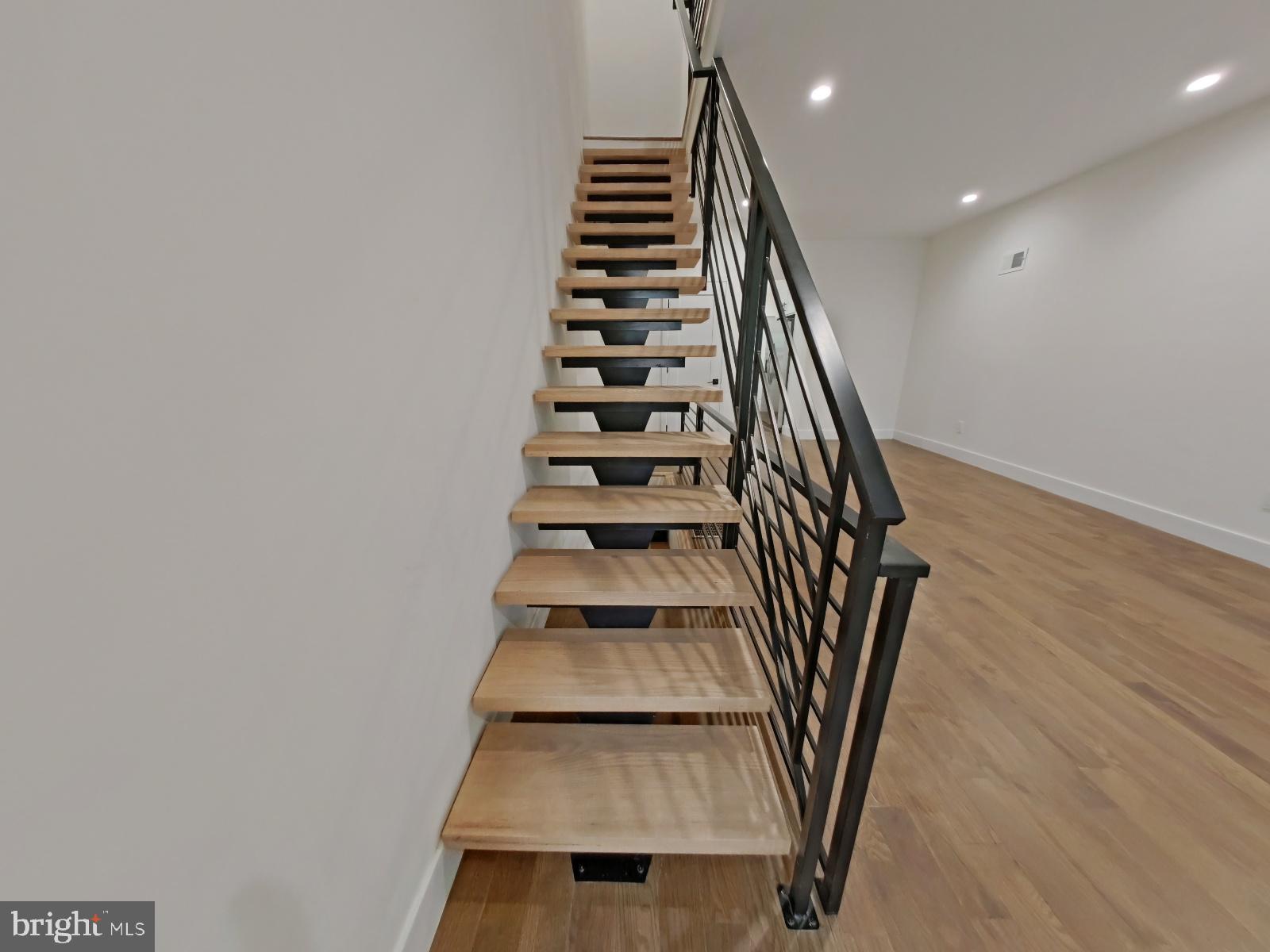 EAST KENSINGTON - Residential